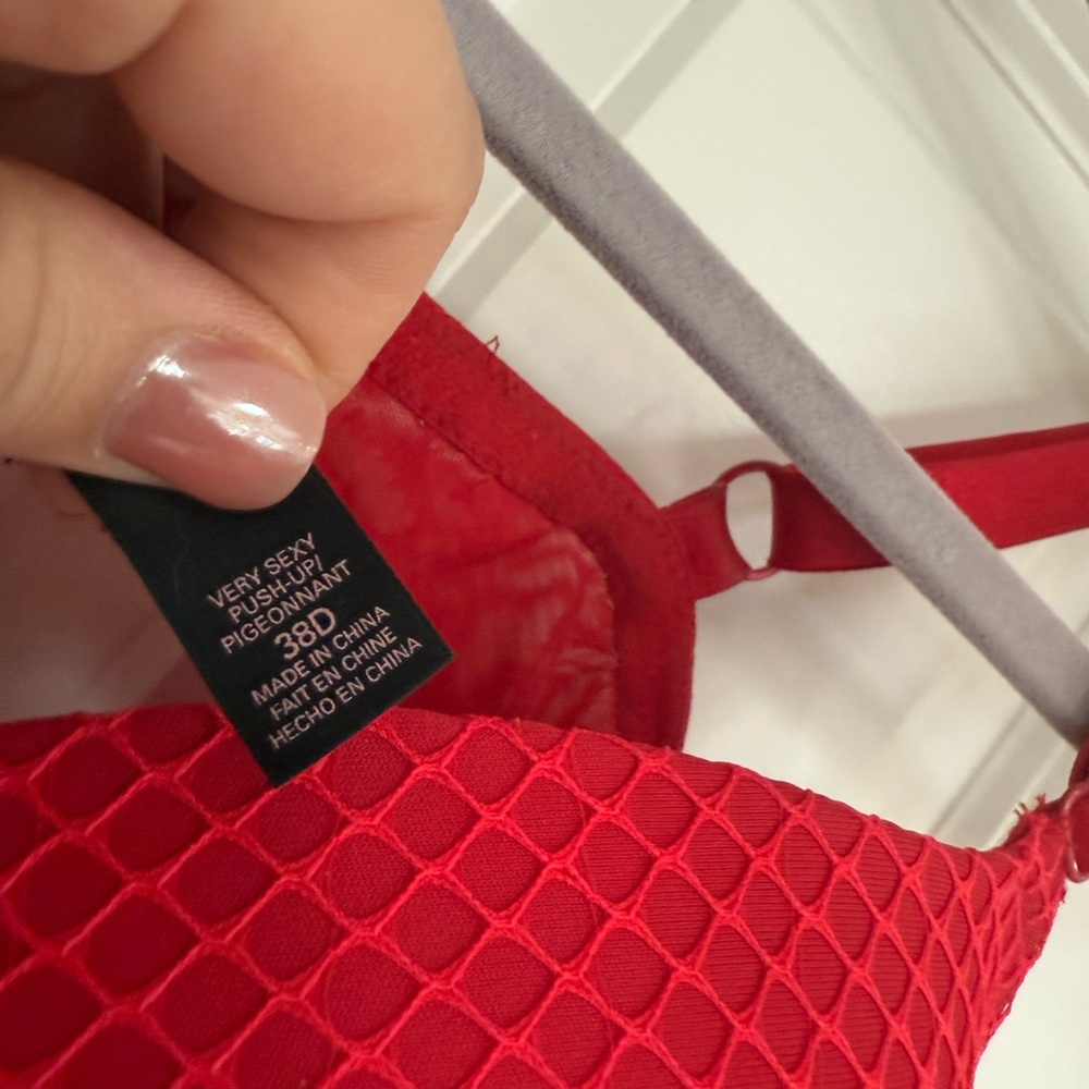 Victoria’s Secret Vibrant Red Very Sexy Push-Up with Underwire - Picture 4 of 5